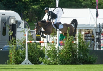Scott Brash lifts the Bunn Leisure Derby Tankard at Hickstead